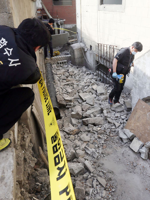 메인이미지  2 : 28일 오후 인천시 부평구의 한 공사장에서 백골 상태의 시신이 나와 경찰이 수사에 나섰다. 시신은 콘크리트 바닥 40㎝ 아래에 묻혀있었고 소지품이나 옷가지는 발견되지 않았다. 이날 경찰이 시신 발견 장소를 보존하고 있다.