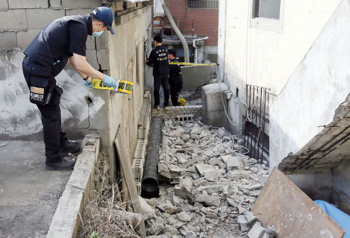 메인이미지  1 : 28일 오후 인천시 부평구의 한 공사장에서 백골 상태의 시신이 나와 경찰이 수사에 나섰다. 시신은 콘크리트 바닥 40㎝ 아래에 묻혀있었고 소지품이나 옷가지는 발견되지 않았다. 이날 경찰이 시신 발견 장소를 보존하고 있다.