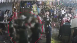 태국 관광지서 무차별 폭행당하는 영국 노부부 영상 충격