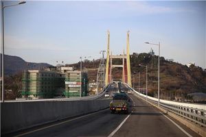 거북선대교 위로 치솟은 건축물 '여수밤바다' 위협