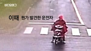 [비디오머그] 황급히 내리자마자&hellip;오토바이 덮친 대형트럭 '아찔'