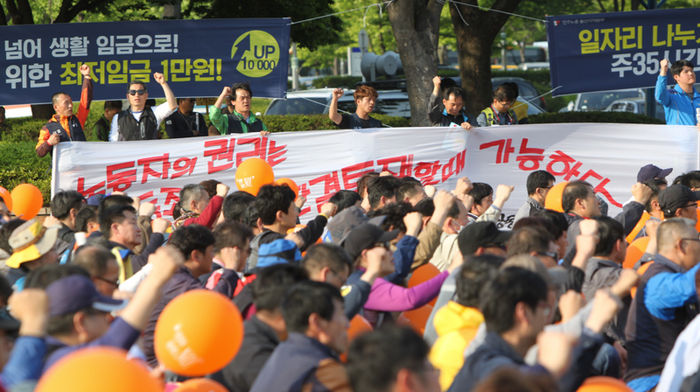메인이미지  3 : 30일 오후 울산시 남구 태화강역에서 노동절 기념 울산노동자대회가 열리고 있다.