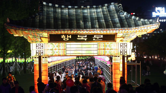 메인이미지  3 : 30일 오후 부산 부산진구 송상현광장에서 연등축제를 알리는 불꽃이 밤하늘을 수놓고 있는 가운데 다양한 연등이 불을 밝히고 있다. 불교문화의 진수를 엿볼 수 있는 부산연등축제는 5월 15일까지 중구 광복로 등 부산시내 곳곳에서 펼쳐진다.