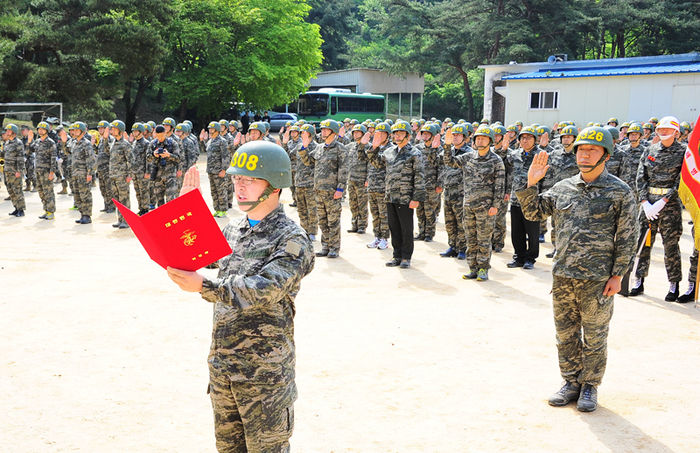 메인이미지  4 : 현대중공업, 현대미포조선, 현대삼호중공업, 힘스, 현대이엔티 등 조선 관련 5개사 전 임원이 지난달 30일 포항 해병대 교육 훈련단에 입소해 극한 훈련을 통해 안전에 대한 경각심과 경영위기 극복을 위한 정신력을 다지고 있다. 