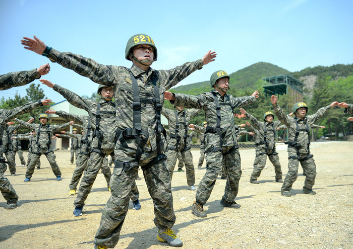 메인이미지  1 : 현대중공업, 현대미포조선, 현대삼호중공업, 힘스, 현대이엔티 등 조선 관련 5개사 전 임원이 지난달 30일 포항 해병대 교육 훈련단에 입소해 극한 훈련을 통해 안전에 대한 경각심과 경영위기 극복을 위한 정신력을 다지고 있다.