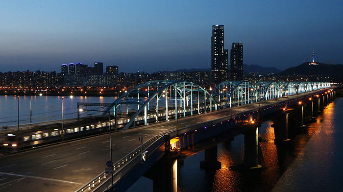 메인이미지  1 : 동작대교에 1일 오후 조명이 들어오고 있다. 서울시가 야경을 활용해 외국 관광객 유치와 도시에 활력을 불어넣겠다는 취지다. 5월은 중국 노동절과 일본 골든 위크, 10월은 외국인 관광객 환대주간이다. 동작대교와 행주대교는 이날부터, 한남, 영동, 잠실대교는 10월 1일 점등한다.