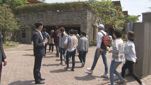[취재파일] 노무현 전 대통령 사저 8년 만에 공개&hellip;"아방궁 아니다"