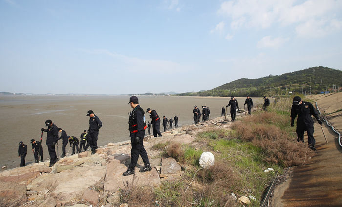 메인이미지  4 : 2일 오전 경기도 안산시 대부도의 불도방조제 인근에서 경찰이 전날 발견된 남성 하반신 시신 나머지 부분에 대한 수색을 하고 있다. (안산=연합뉴스)