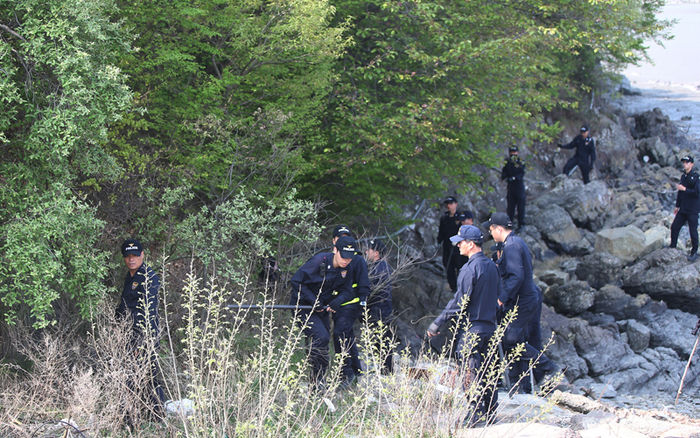 메인이미지  3 : 2일 오전 경기도 안산시 대부도의 불도방조제 인근에서 경찰이 전날 발견된 남성 하반신 시신 나머지 부분에 대한 수색을 하고 있다. (안산=연합뉴스)
