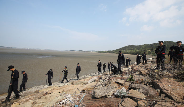 메인이미지  1 : 2일 오전 경기도 안산시 대부도의 불도방조제 인근에서 경찰이 전날 발견된 남성 하반신 시신 나머지 부분에 대한 수색을 하고 있다. (안산=연합뉴스)