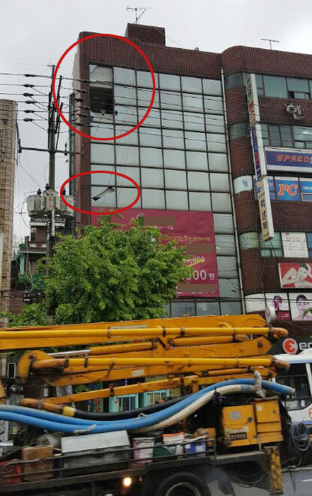 메인이미지  5 : 부산지역에 비바람을 동반한 강풍이 불어닥친 3일 낮 사상구 주례동의 한 건물 유리창이 강풍에 깨어져 있다. (부산=연합뉴스/사진=독자 제공)