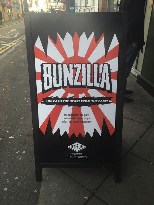 메인이미지  1 : 영국 내 수제버거로 유명한 바이론(Byron)의 와사비가 들어간 신제품 버거 'Bunzilla'에 사용된 일본 전범기. (서울=연합뉴스)