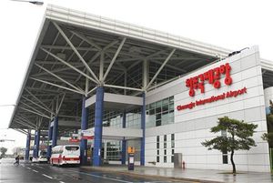 항공기 충돌위기 이어 승용차 활주로 난입&hellip;위험한 청주공항