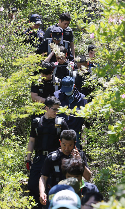 메인이미지  4 : 4일 오전 경남 창원시 무학산 정상 인근에서 '무학산 50대 여성 등산객 살인사건' 현장 검증이 실시되고 있다. (창원=연합뉴스)