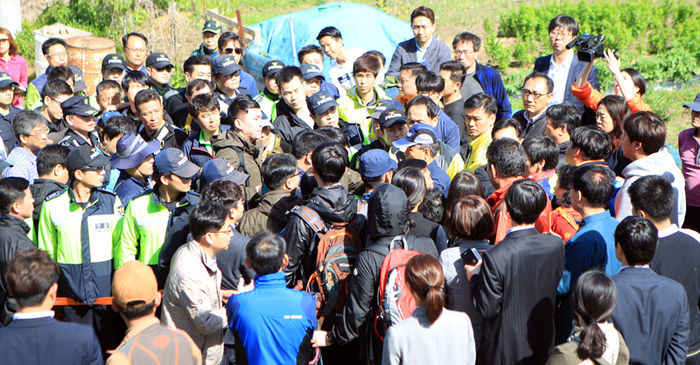 메인이미지  3 : 4일 오전 경남 창원시 마산회원구 원계마을에서 무학산 살인사건 피의자 정모(47)씨가 현장검증을 위해 범행현장으로 향하자 유가족들이 사과를 요구하며 길을 막아서고 있다. (창원=연합뉴스)