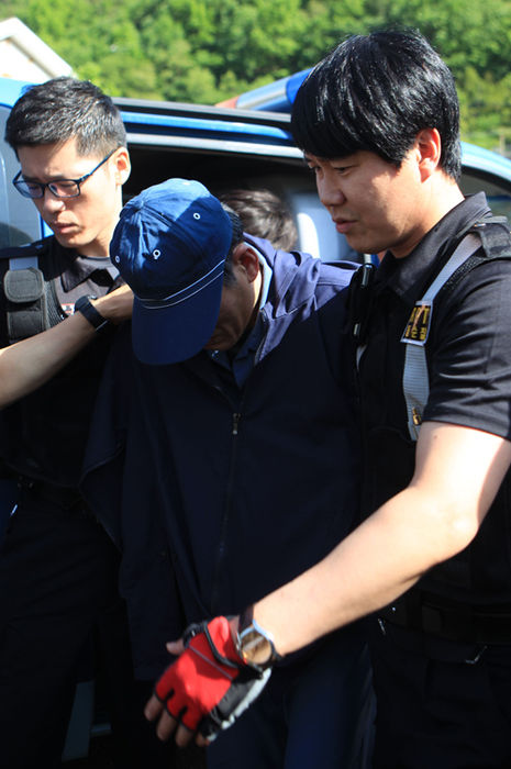메인이미지  1 : 4일 오전 경남 창원시 마산회원구 원계마을에서 무학산 살인사건 피의자 정모(47)씨가 현장검증을 하기 위해 호송차에서 내리고 있다. (창원=연합뉴스)