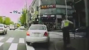 검문 걸린 車 '아찔 추격전'&hellip;안에서 나온 것은?