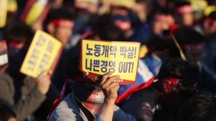 메인이미지  3 : 4일 오후 울산 현대중공업에서 노조가 임금과 단체협약 교섭 승리를 위한 출정식을 열고 있다.