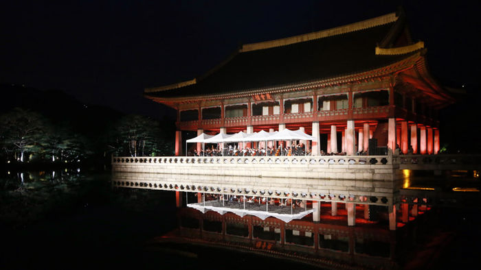 메인이미지  1 : 5일 서울 경복궁 경회루에서 서울시립교향악단의 야간 음악회가 열리고 있다.