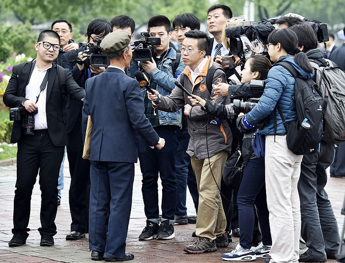 메인이미지  5 : '김정은 시대'의 선포를 공식화하는 북한의 제7차 노동당 대회가 6일 개막했다. 사진은 당 대회와 관련 외신 기자들이 열띤 취재 경쟁을 벌이고 있다.