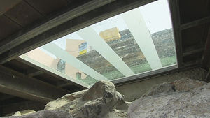 갈라진 시멘트 보라고?&hellip;황당한 8억 유리 산책로