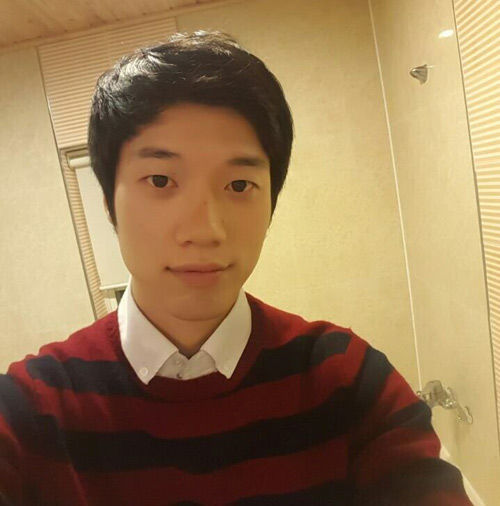 메인이미지  11 : 안산 대부도 토막살인 사건 피의자인 조모(30)씨의 얼굴이 7일 오후 공개됐다. 이 사건을 수사 중인 경기 안산단원경찰서는 살인&middot;사체훼손&middot;사체유기 혐의로 구속영장을 신청한 조씨에 대한 영장실질심사에 참석하기 위해 7일 오후 조씨를 데리고 안산단원서를 나왔다. 경찰은 마스크나 모자 등으로 얼굴을 가리는 조치를 하지 않은 채 조씨를 언론에 공개했다. 조씨가 자신의 페이스북에 올린 사진. (사진=연합뉴스/페이스북 캡처)