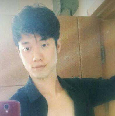 메인이미지  10 : 안산 대부도 토막살인 사건 피의자인 조모(30)씨의 얼굴이 7일 오후 공개됐다. 이 사건을 수사 중인 경기 안산단원경찰서는 살인&middot;사체훼손&middot;사체유기 혐의로 구속영장을 신청한 조씨에 대한 영장실질심사에 참석하기 위해 7일 오후 조씨를 데리고 안산단원서를 나왔다. 경찰은 마스크나 모자 등으로 얼굴을 가리는 조치를 하지 않은 채 조씨를 언론에 공개했다. 조씨가 자신의 페이스북에 올린 사진. (사진=연합뉴스/페이스북 캡처)