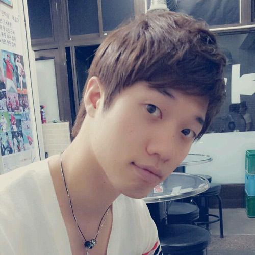 메인이미지  8 : 안산 대부도 토막살인 사건 피의자인 조모(30)씨의 얼굴이 7일 오후 공개됐다. 이 사건을 수사 중인 경기 안산단원경찰서는 살인&middot;사체훼손&middot;사체유기 혐의로 구속영장을 신청한 조씨에 대한 영장실질심사에 참석하기 위해 7일 오후 조씨를 데리고 안산단원서를 나왔다. 경찰은 마스크나 모자 등으로 얼굴을 가리는 조치를 하지 않은 채 조씨를 언론에 공개했다. 조씨가 자신의 페이스북에 올린 사진. (사진=연합뉴스/페이스북 캡처)