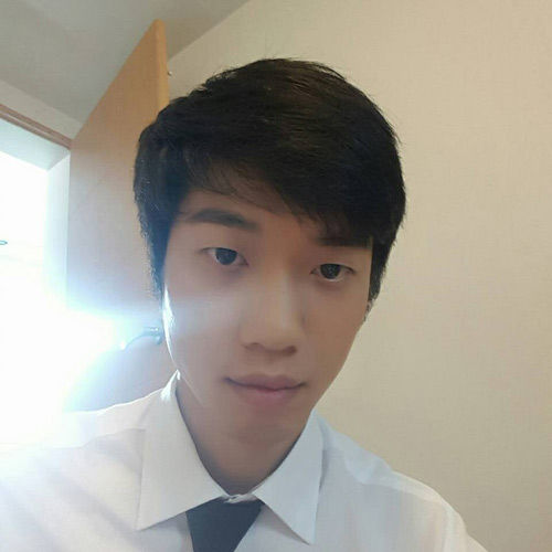 메인이미지  7 : 안산 대부도 토막살인 사건 피의자인 조모(30)씨의 얼굴이 7일 오후 공개됐다. 이 사건을 수사 중인 경기 안산단원경찰서는 살인&middot;사체훼손&middot;사체유기 혐의로 구속영장을 신청한 조씨에 대한 영장실질심사에 참석하기 위해 7일 오후 조씨를 데리고 안산단원서를 나왔다. 경찰은 마스크나 모자 등으로 얼굴을 가리는 조치를 하지 않은 채 조씨를 언론에 공개했다. 조씨가 자신의 페이스북에 올린 사진. (사진=연합뉴스/페이스북 캡처)