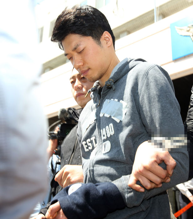 메인이미지  6 : 살인 및 사체유기 등 혐의로 구속영장이 청구된 대부도 토막시신 사건 피의자 조모씨가 7일 오후 영장실질심사를 받기 위해 경기도 안산시 안산단원경찰서에서 나오고 있다. 경찰은 조씨의 범행 수법이 잔인하고 사망이라는 중대한 결과를 가져온 점으로 볼 때 공개대상에 해당한다고 판단해 얼굴과 신상정보를 공개하기로 했다. (사진=연합뉴스)