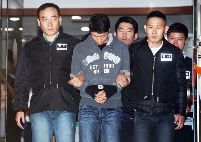 메인이미지  4 : 살인 및 사체유기 등 혐의로 구속영장이 청구된 대부도 토막시신 사건 피의자 조모씨가 7일 오후 영장실질심사를 받기 위해 경기도 안산시 안산단원경찰서에서 나오고 있다. 경찰은 조씨의 범행 수법이 잔인하고 사망이라는 중대한 결과를 가져온 점으로 볼 때 공개대상에 해당한다고 판단해 얼굴과 신상정보를 공개하기로 했다. (사진=연합뉴스)