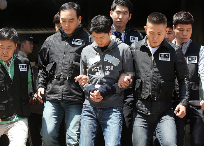 메인이미지  3 : 살인 및 사체유기 등 혐의로 구속영장이 청구된 대부도 토막시신 사건 피의자 조모씨가 7일 오후 영장실질심사를 받기 위해 경기도 안산시 안산단원경찰서에서 나오고 있다. 경찰은 조씨의 범행 수법이 잔인하고 사망이라는 중대한 결과를 가져온 점으로 볼 때 공개대상에 해당한다고 판단해 얼굴과 신상정보를 공개하기로 했다. (사진=연합뉴스)