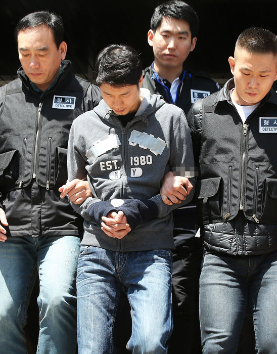 메인이미지  1 : 살인 및 사체유기 등 혐의로 구속영장이 청구된 대부도 토막시신 사건 피의자 조모씨가 7일 오후 영장실질심사를 받기 위해 경기도 안산시 안산단원경찰서에서 나오고 있다. 경찰은 조씨의 범행 수법이 잔인하고 사망이라는 중대한 결과를 가져온 점으로 볼 때 공개대상에 해당한다고 판단해 얼굴과 신상정보를 공개하기로 했다. (사진=연합뉴스)