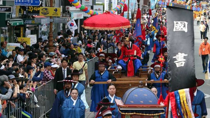 메인이미지  1 : 7일 부산 중구 광복로에서 열린 조선통신사 축제에서 정사와 부사 행렬이 재현되고 있다. 조선통신사 축제는 1607년부터 1811년까지 200년에 걸쳐 한일 양국의 평화적 외교와 문화 교류의 상징인 조선통신사를 재현해 2002년부터 열리고 있다.