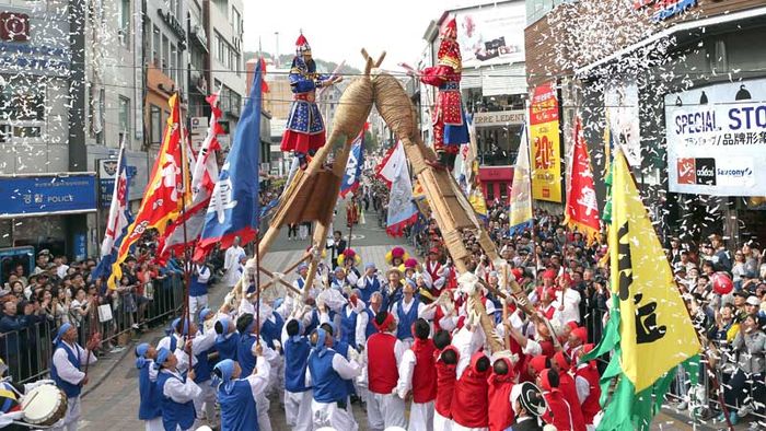 메인이미지  2 : 7일 부산 중구 광복로에서 열린 조선통신사 축제에서 안동 '차전놀이'가 선보이고 있다. 조선통신사 행렬 재현행사에는 한국, 일본 등 국내외 문화예술단체와 시민단체 1천700명이 참가했다.