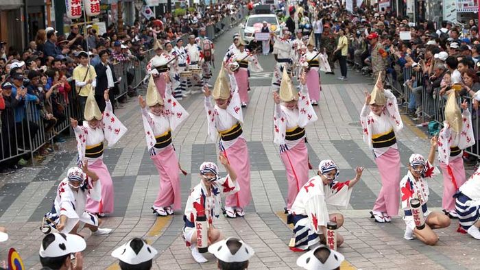 메인이미지  4 : 7일 부산 중구 광복로에서 열린 조선통신사 축제에서 일본 히로시마 참가팀이 전통공연을 선보이고 있다. 조선통신사 축제는 1607년부터 1811년까지 200년에 걸쳐 한일 양국의 평화적 외교와 문화 교류의 상징인 조선통신사를 재현해 2002년부터 열리고 있다.