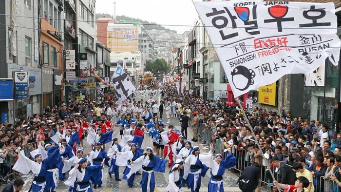 메인이미지  5 : 7일 부산 중구 광복로에서 열린 조선통신사 축제에서 일본 시모노세키 참가팀이 한일우호를 강조하며 전통공연을 선보이고 있다. 조선통신사 축제는 1607년부터 1811년까지 200년에 걸쳐 한일 양국의 평화적 외교와 문화 교류의 상징인 조선통신사를 재현해 2002년부터 열리고 있다.