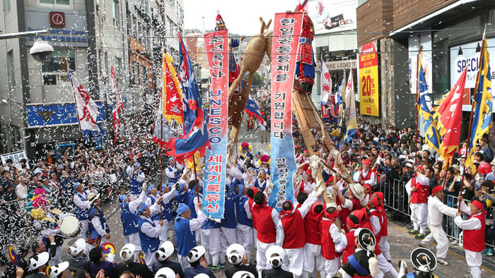 메인이미지  3 : 7일 부산 중구 광복로에서 열린 조선통신사 축제에서 안동 '차전놀이'팀이 조선통신사 유네스코 세계유산 등재와 한일 우호를 기원하는 퍼포먼스를 펼치고 있다. 조선통신사 축제는 1607년부터 1811년까지 200년에 걸쳐 한일 양국의 평화적 외교와 문화 교류의 상징인 조선통신사를 재현해 2002년부터 열리고 있다.