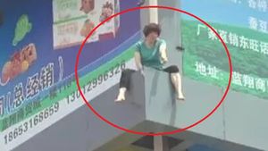 "돕지는 못할망정"&hellip;中 자살기도 여성에 "빨리 뛰어내려" 막말
