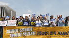 섬네일이미지  5:'재벌이 문제야 재벌이 책임져' 공동행동 발족 기자회견이 12일 오전 서울 광화문광장에서 열리고 있다. 민주노총 등 100여 개 노동&middot;시민사회단체에서 참여한 대표들이 '복면재벌을 찾아라!'라는 퍼포먼스를 하고 있다.