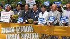 섬네일이미지  2:'재벌이 문제야 재벌이 책임져' 공동행동 발족 기자회견이 12일 오전 서울 광화문광장에서 열리고 있다. 민주노총 등 100여 개 노동&middot;시민사회단체에서 참여한 대표들이 '복면재벌을 찾아라!'라는 퍼포먼스를 하고 있다.