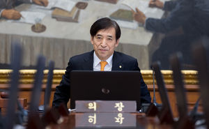 압박받던 이주열의 '반격'&hellip;구조조정 자금 대고 금리도 내려