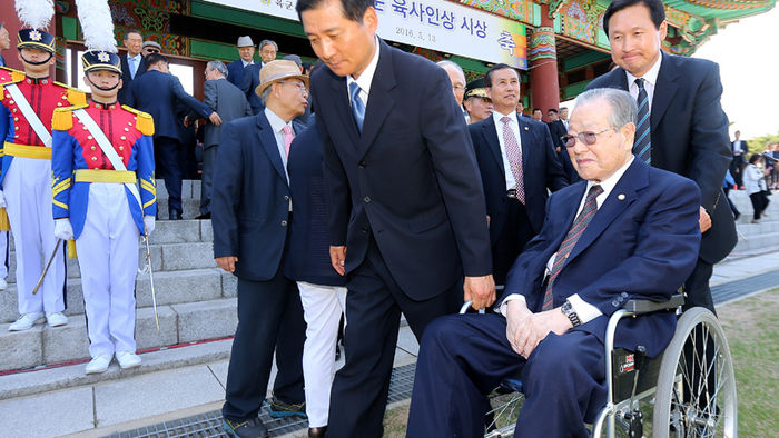 메인이미지  3 : 김종필 전 국무총리가 13일 오후 자신의 모교인 서울 공릉동 육군사관학교에서 열린 2016 자랑스러운 육사인상 시상식을 마친 뒤 이동하고 있다. 