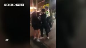 [자막뉴스] 술 취해 경찰 때린 여성&hellip;온라인 달군 불쾌한 영상