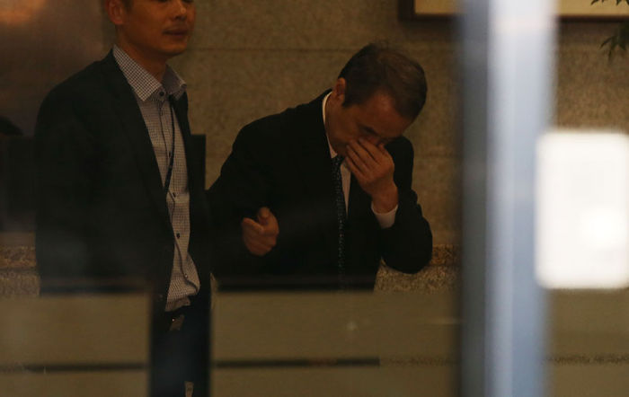 메인이미지  3 :  가습기 살균제 사망 사건을 수사하는 검찰이 가해업체 관계자들을 처음으로 구속했다. 2011년 사태가 불거진 지 5년 만의 형사처벌이다. 서울중앙지검 특별수사팀은 안전성 검사 없이 유해 제품을 제조&middot;판매해 사람을 숨지거거나 다치게 한 혐의(업무상 과실치사 및 과실치상)로 옥시레킷벤키저(옥시) 신현우(68) 전 대표와 전 연구소장 김모씨, 선임연구원 최모씨를 14일 구속했다. 이날 검찰 조사를 마친 신 전 대표가 서울 서초동 지검을 나서다 유가족 항의로 다시 청사 안으로 들어가고 있다.