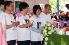 섬네일이미지  3:세월호 미수습자 가족 부모님들이 14일 오전 서울 종로구 조계사에서 열린 불기 2560년 부처님오신날 봉축 법요식에서 헌화 하고 있다.