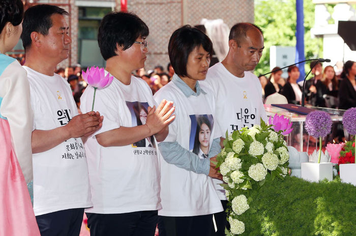 메인이미지  3 : 세월호 미수습자 가족 부모님들이 14일 오전 서울 종로구 조계사에서 열린 불기 2560년 부처님오신날 봉축 법요식에서 헌화 하고 있다.