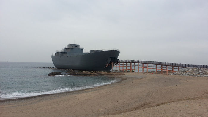 경북 영덕군 장사해수욕장 앞바다에 복원한 문산호. <br /><br />영덕군은 한국전쟁 때 장사상륙작전에 투입한 상륙함(LST) 문산호를 복원해 전시공간으로 활용하기로 했으나 파도에 따른 안전성 문제가 불거졌다./사진=영덕군 제공