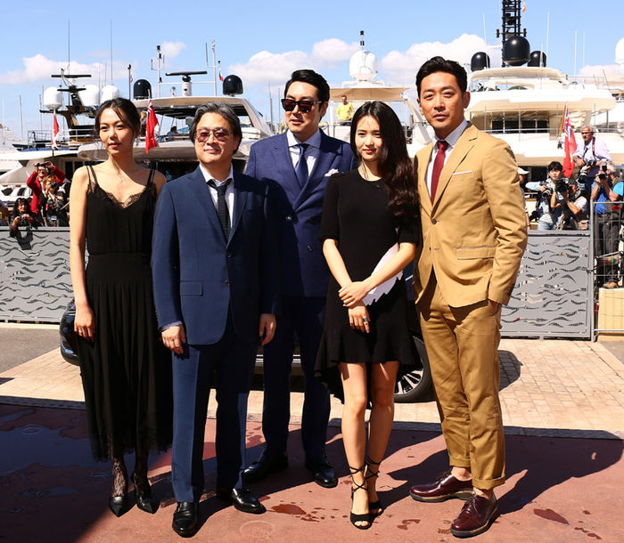 메인이미지  1 : 칸 영화제 경쟁부문에 초청된 영화 '아가씨'의 박찬욱 감독과 하정우, 김태희, 김태리, 조진웅 등 출연배우가 14일(현지시간) 오전 프랑스 칸 팔래 드 페스티벌에서 열린 포토콜에서 다양한 포즈를 취하고 있다. 