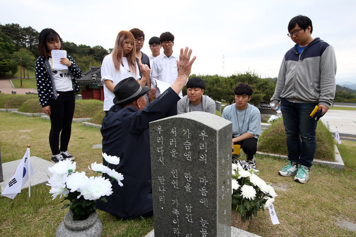 메인이미지  1 : 5&middot;18 광주민주화운동 36주기를 사흘 앞둔 15일 오전 광주 북구 운정동 국립 5&middot;18 민주묘지를 찾은 인천대학교 학생들이 1980년 5월 27일 새벽 옛 전남도청에서 계엄군의 총탄에 아들을 잃은 문건양(82)씨의 이야기를 듣고 있다.